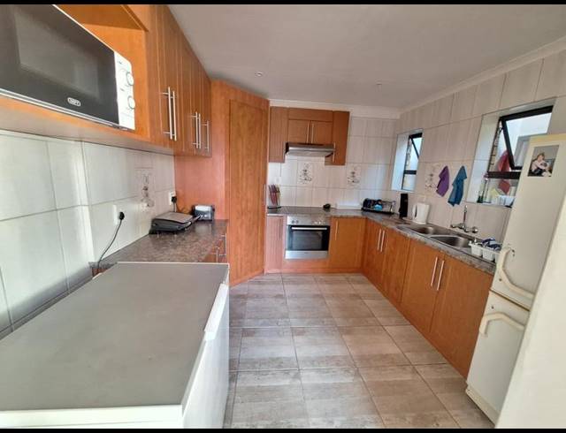 3 BEDROOM TOWNHOUSE FOR SALE IN HARTENBOS HEUWELS